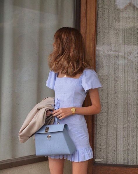 Lavender mini dress with puff sleeves and light blue bag. #femininestyle #summeroutfit #frenchgirlstyle PINTEREST: @eva_darling Celebrity Style Men, Runway Fashion Couture, Celebrity Style Inspiration, 여름 스타일, Chique Outfits, Style Inspiration Casual, Celebrity Style Red Carpet, 2020 Fashion Trends, Style Inspiration Summer