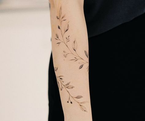 Vine Flower Tattoo, Rose Vine Tattoos, Flower Vine Tattoos, Henna Tattoo Designs Arm, Flower Spine Tattoos, Around Arm Tattoo, Wrap Around Tattoo, Vine Tattoo, Flower Tattoo Ideas