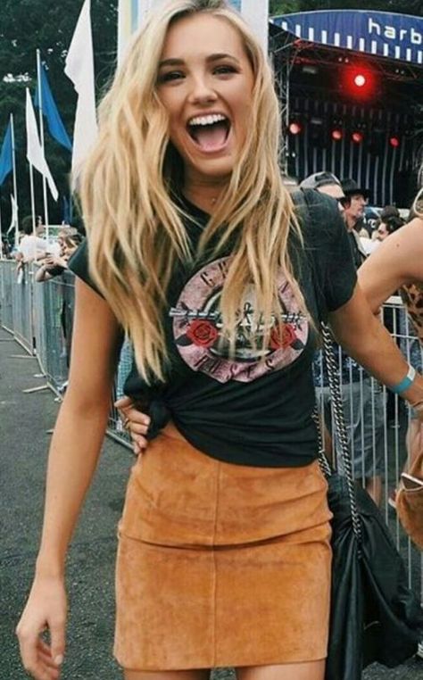 Suede and leather skirts are perfect for putting together edgy outfits! Mode Edgy, Country Concert Outfits, Look Grunge, Look Festival, Fest Outfits, Concert Outfits, Coachella Outfit, Bohol, Modieuze Outfits