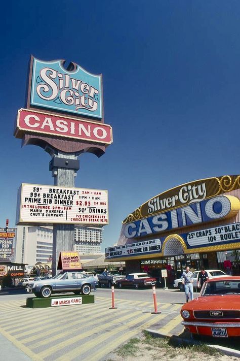 Silver City Casino on the Strip 1983. Opened in 1973 at 3001 Las Vegas Boulevard South. Closed 1999. - Felix Lenox Shared via Steve Brown. Nostalgic Places, Old Las Vegas, Vegas Photos, Motel Signs, Atlantic City Casino, Googie Architecture, Las Vegas Boulevard, Vegas Hotels, Vintage Vegas