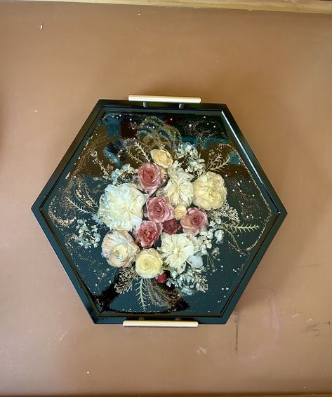 Resin Flower Tray Ideas, Birthday Flowers Arrangements, Tire Cake, Wedding Flower Preservation, Resin And Wood Diy, Tray Resin, Flower Tray, Wedding Bouquet Preservation, Flowers Resin