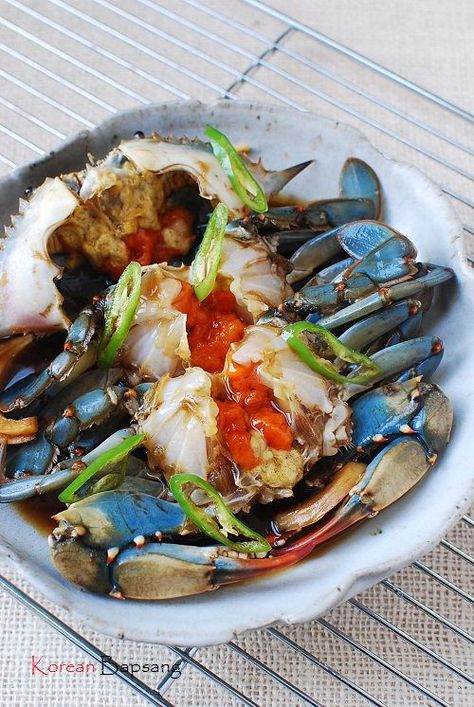 Ganjang Gejang (Raw Crabs Marinated in Soy Sauce) | Korean Bapsang Blue Crab Recipes, Korean Bapsang, Krusty Krab, Crab Dishes, Seafood Recipe, King Salmon, Soy Recipes, Molluscs, Korean Cooking