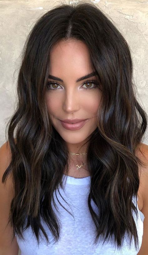 Mocha Hair, Haircuts Medium, Dark Brunette Hair, Kadeřnické Trendy, Brown Hair Inspo, Fesyen Rambut, Brown Hair Balayage, Long Dark Hair, Hairstyles For Medium Hair