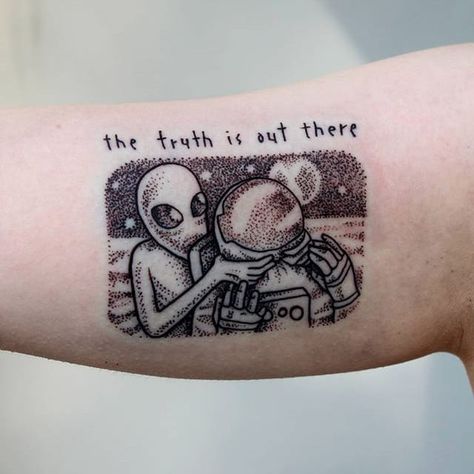 Astronaut Tattoos, Ufo Tattoo, Astronaut Tattoo, The Truth Is Out There, Inner Arm Tattoo, Small Tattoos With Meaning, Alien Tattoo, Arte Alien, Japanese Sleeve Tattoos