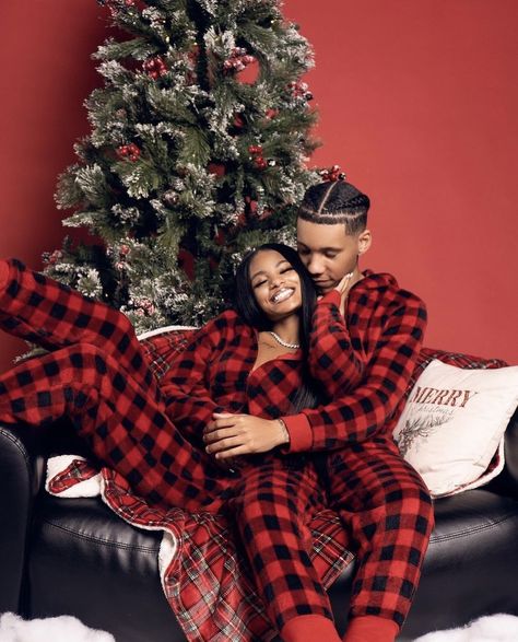 Diy Christmas Photoshoot Couples At Home, Couple Christmas Pajamas Black People, Couple Pajamas Christmas, Matching Christmas Pajamas Couples, Christmas Couple Photos, Christmas Couple Pictures, Christmas Pictures Outfits, Christmas Poses, Christmas Family Photoshoot