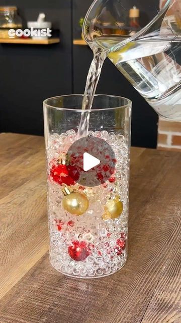 Cheap Centerpiece Ideas Christmas, Christmas Decor Ideas Water Beads, Easy Cheap Table Centerpieces, What To Do With Water Beads, Water Beads Centerpiece Christmas, Flowers Submerged In Water Vases, How To Make Christmas Centerpieces, Orbeez Decorations Ideas, Diy Orbeez Crafts