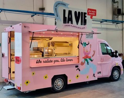 La Vie Foods is a French company crafting high-quality foods that help people replace animal protein on their plates. For example, have you ever thought of using veggie bacon to flavour your spaghetti alla carbonara 🍝 or a big hamburger 🍔 ? If you are in Paris do not miss the chance to meet this NV Food Truck and try some of their special dishes. For vegan food made with love there was need of a vegan truck made with passion. 🇫🇷🇮🇹 See you in Paris then! #vegantruck #veganfood #foodtrucks Foodtrucks Ideas, Meat Burger, Vegan Food Truck, Street Food Business, Pizza Food Truck, Spaghetti Alla Carbonara, Piaggio Ape, Pink Food, Food Cart Design