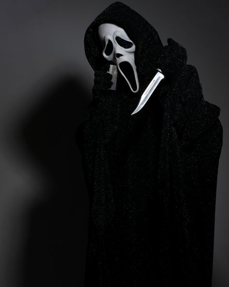 Scream 1996 robe made by hand exactly replicated as the movie. waiting time between 4 to 8 weeks Ghost Face On The Phone, Ghostface Scary Movie, Ghostface Cosplay, Halloween Pumpkins Carvings Designs, Ghostface Costume, Scream Aesthetic, Ghostface Mask, Scream Costume, Scream Characters