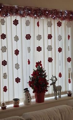 Christmas Dorm, Christmas Ceiling Decorations, Christmas Decorations Apartment, Cozy Christmas Decor, Christmas Apartment, Christmas Window Decorations, Christmas Decor Inspiration, Easy Christmas Decorations, Christmas Decorations Living Room