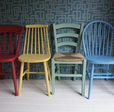 Mix Match Dining Table And Chairs, Different Color Chairs Dining Tables, Round Dining Table Mismatched Chairs, Dining Chairs Upcycled, Wood Chair Paint Ideas, Dining Table Color Ideas, Colourful Dining Chairs, Colorful Farmhouse Kitchen, Colorful Dining Room Chairs