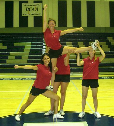 4 people Stunt Flag Cheer Stunts, Beginner Cheer Pyramids, Thigh Stand Stunts, Beginner Stunts Cheerleading, Basic Cheer Stunts, Beginner Cheer Stunts, Easy Cheer Stunts For Beginners, Cheer Stunts For Little Kids, Cheer Stunts For Beginners