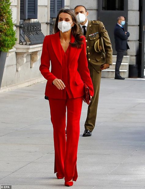 Queen Letizia of Spain was a vision in red as she wore an all-crimson suit at a commemorat... Feminine Suit, Power Suits For Women, Pant Suits For Women, Letizia Of Spain, Woman Suit Fashion, Red Suit, Women's Rights, Power Suit, Graduation Outfit