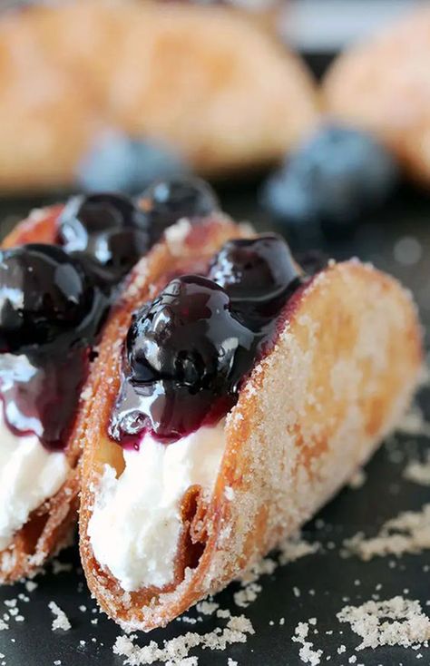 Blueberry Cheesecake Tacos – this is a recipe for very tasty dessert tacos. If you ask me, crunchy tortilla shells, filled with cheesecake filling and topped with homemade blueberry sauce make a perfect dessert. Dessert Tacos, Cheesecake Tacos, Dessert Blueberry, Dessert Taco, Tortilla Shells, Tasty Dessert, Blueberry Sauce, Cheesecake Filling, Oreo Dessert