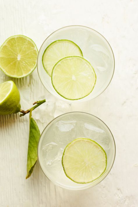 Made with vodka, club soda or sparkling water and fresh lime juice this simple vodka soda recipe is crisp and refreshing and comes together in a matter of minutes. Vodka Soda Recipe, Soda Flavors, Lime Water, Cranberry Vodka, Vodka Soda, Soda Recipe, Clean Eating Meal Plan, Infused Vodka, Lime Soda