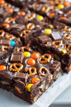 Discover the joy of making Candy Bar Pretzel Brownies with this simple recipe. It combines rich chocolate, crunchy pretzels, and gooey candy bars for a sweet and salty treat. Ideal for any occasion. Try it today! Candy Bar Pretzel Cookies, Purple Snacks, Candy Bar Brownies, Cupcake Recipes Uk, Pretzel Brownies, Pretzel Desserts, Halloween Brownies, Dessert Squares, Pretzel Snacks