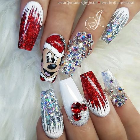 TheGlitterNail 🎀 Get inspired! on Instagram: “🐁 🎀 Mickey Mouse Christmas Nails 🎀🐁 • 💅 Nail Artist: @creations_by_josiah 💝 Follow him for more gorgeous nail art designs! •” Christmas Nail Designs Acrylic, Disney Christmas Nails, Mickey Mouse Nails, Disney Acrylic Nails, Mickey Nails, Xmas Nail Art, Cute Christmas Nails, Christmas Gel Nails, Nail Art Disney