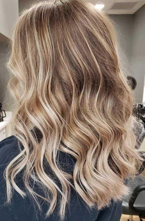 Balayage blond naturel Beige Balayage On Blonde Hair, Blonde Brown Ombre Balayage, Natural Balayage Highlights, Blonde Lowlights Brown Hair, Natural Roots With Highlights, Balayage Blonde With Lowlights, Natural Blonde Hair With Balayage, Balayage Hair Blonde Light Roots, Balayage For Natural Blondes