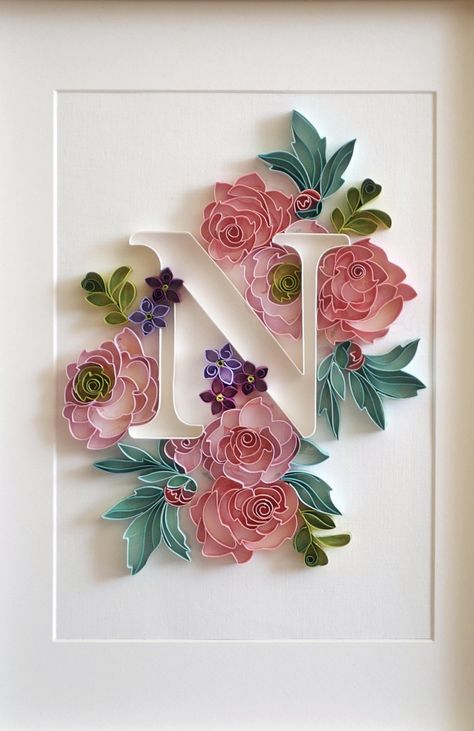 Quilling Letters Tutorial, N Letter Craft, Quilling Name Plate Ideas, Quling Ideas Beautiful, Quiling Paper Ideas, Teknik Quilling, Diy Quilling Crafts, Quilling Flower Designs, Quilling Letters