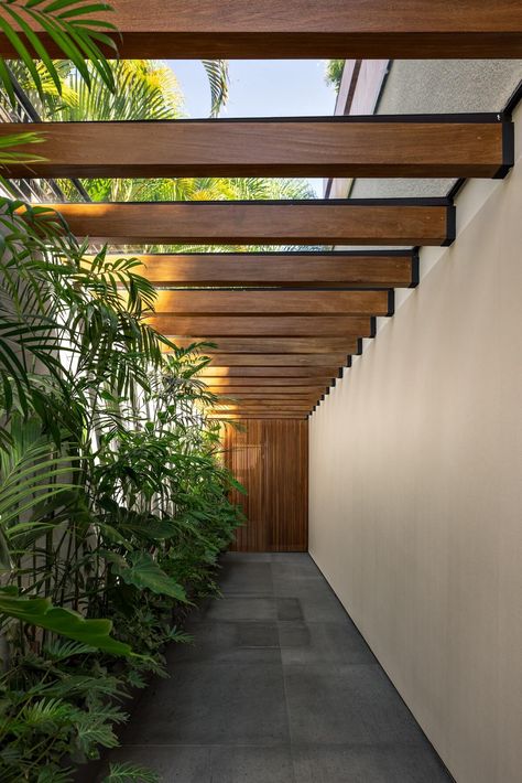 Expansive vertical gardens and hybrid sp|Houses Brazilian House Exterior, Tropical Architecture Design Concept, Modern Tropical Interior Design, Greenery House, Ground House, Brazilian Architecture, Resort Design Plan, Tropical Interior Design, Side Yard Landscaping