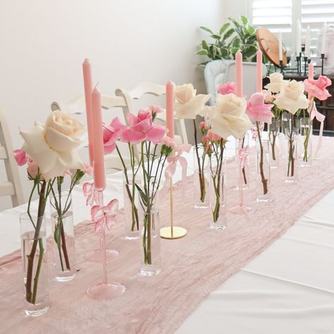 Bow Theme Baby Shower 🎀🌸 #bow #bowtheme #bowthemebabyshower #bowthemedparty #bowbackdrop #pinkbow #pinkbows🎀 #pinkbowtheme #pinkbowtheme🎀 #babyshower #babyshowerideas #babyshowerbackdrop #babyshowerflowers #fauxflowers Coquette Baby Shower Centerpiece, Bow Theme Centerpieces, Pink Bow Centerpiece, Pink Bows Baby Shower Theme, Baby Shower Bow Theme, Blush Pink Baby Shower Ideas, Coquette Baby Shower Theme, Baby Shower Table Settings, Pink Bow Baby Shower Theme