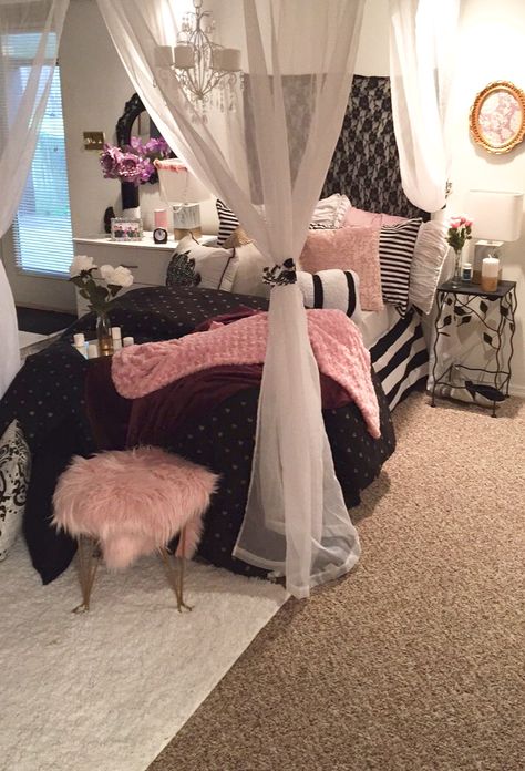 Victoria Secret Inspired Bedroom Victoria Secret Bedroom, Ideas Habitacion, White Kids Bed, Secret Bedroom, Teen Girls Bedroom, Bedroom Design Diy, Rum Inspo, College Bedroom, Inspired Bedroom