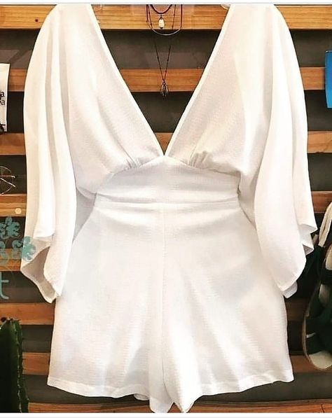 Edgy Work Outfits, Playsuits Outfit, Outfit Elegantes, White Playsuit, Classy Wedding Dress, Prom Dress Inspiration, Classy Dress Outfits, Stage Costume, Easy Trendy Outfits