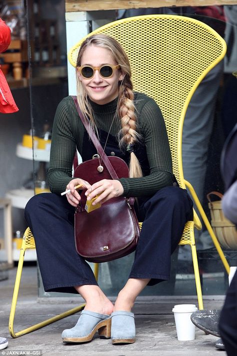 Break: Jemima dons some cool shades as she grabs a cigarette in between takes... Jessa Girls, Girls Hbo, Jemima Kirke, Emily Vancamp, Lena Dunham, Daniel Gillies, Brodie Sangster, Scene Girls, Joseph Morgan