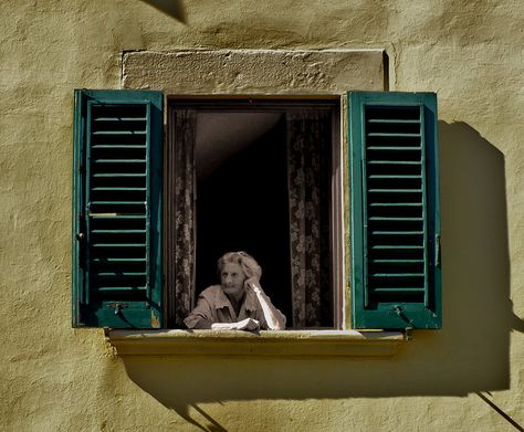 Building Windows, Window Photography, Italy Street, Window Drawing, Photo Window, How To Lean Out, Market Square, Looking Out The Window, Vintage Italy