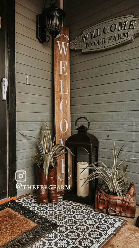 Boot and Saddle flower planter. Rustic Western Boho Porch decor. Easy Diy Porch Decor, Western Outside Decor Patio, Front Porch Ideas Western, Small Front Porch Decorating Ideas Boho, Western Back Porch, Western Front Door Decor, Western Patio Decor, Western Plant Decor, Outdoor Western Decor