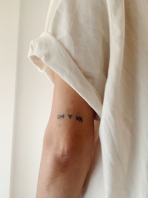 Small tattoo of handwriting above the elbow in french that reads “on y va” which means lets go. Back Of Elbow Tattoo, Tattoo Above Elbow, Above Elbow Tattoo, France Tattoo, Single Drawing, Font Tato, Tattoo Writing, Element Tattoo, Go Tattoo