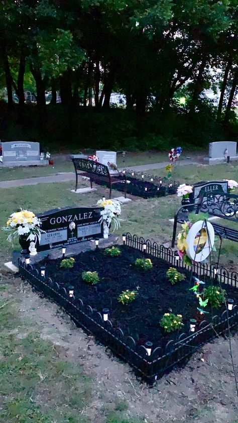 To help with weed control, I outlined the area with burlap and a fence before addeding black mulch.   I cut a circle in the burlap for planting lantana. How To Decorate Cemetery Plots, Pretty Grave Ideas, Grave Yard Decorations Cemetery, Graveyard Ideas Cemetery, Cemetery Plot Ideas, Grave Fence Ideas, How To Decorate A Grave Site, Family Cemetery Ideas, Simple Grave Design Ideas