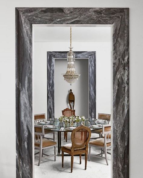 The marble door casing adds an elegant touch. | Photo: @loof39; Design: @johnoetgen #interiordesign #instahome #instadecor Door Frames Ideas, Architrave Door Frames, Marble Door Frame, Door Frame Interior, Marble Doorway, Dining Room With Round Table, Architrave Door, Marble Door, Antique Interior Design