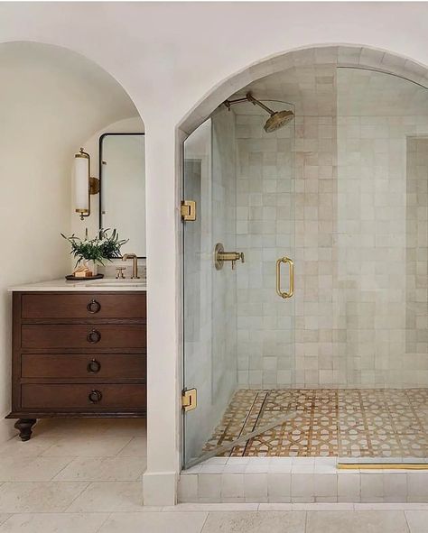 Spanish Revival By Modern Nest Interiors - Project Feature Shower Tile Ideas Walk In Master Modern, Franklin House, Spanish Bathroom, Marble Tile Bathroom, Remodeling Bathroom, Workout Room, Primary Bath, Primary Bathroom, Marble Tile Floor