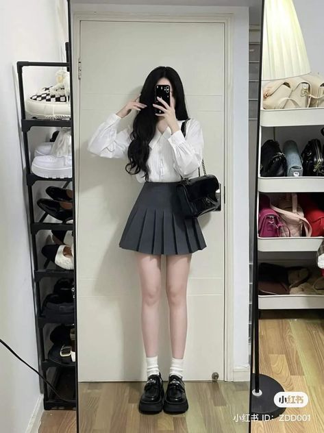 Rok Mini Outfit Korea, Outfit Rok Mini, Skirt Outfits Korean, Rok Outfit, Short Skirts Outfits, Girly Style Outfits, Rok Mini, Outfit Korean Style, Korean Casual Outfits