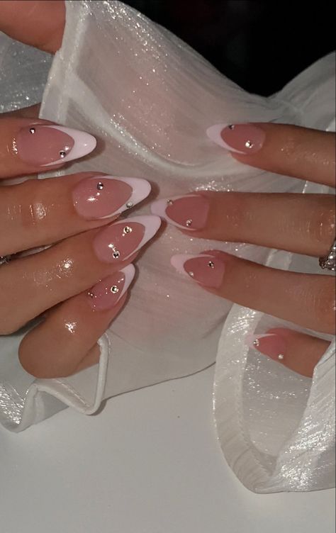 Cute Small Acrylic Nails Simple, Graduation Pictures Nails, College Grad Nails, Nails For Graduation Pictures Short, Nurse Graduation Nails, Graduation Nails Natural, Senior Nails Graduation, Fun Graduation Nails, Almond Nails Graduation