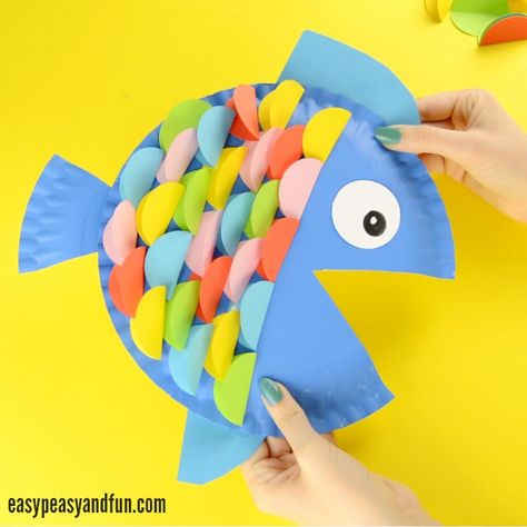 We have a wonderful paper plate fish craft in all the colors of the rainbow to share with you today. Well almost all colors. This is such a fun craft to make as the paper circles used look almost like real fish scales… In a cartoony way. *This post contains affiliate links* I was a … Paper Plate Fish Craft, Plate Fish Craft, Ocean Kids Crafts, Craft Rainbow, Paper Plate Fish, Craft For Preschoolers, Fish Craft, How To Make Fish, Fun Summer Crafts