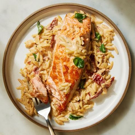 Sun Dried Tomato Salmon, Salmon Orzo Recipe, Salmon Orzo, Sun Dried Tomato Sauce, Broiled Salmon, Orzo Recipes, Salmon Seasoning, Sundried Tomato, Salmon Dinner