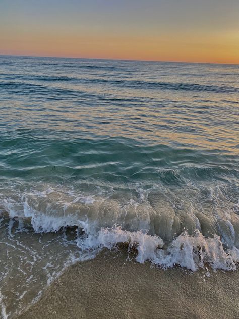 beach waves summer aesthetic Beach Aesthetic Guy, Breezy Aesthetic, Aesthetic Guy, Aesthetic Guys, Beach Aesthetic, Beach Waves, Rainy Days, Summer Aesthetic, A R