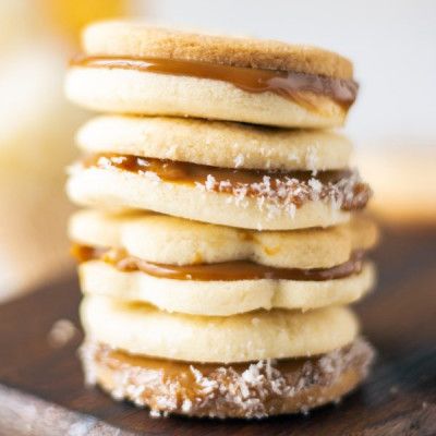 Easy Alfajores Cookies Recipe | with Dulce de Leche Easy Alfajores Recipe, Alfajores Recipe, Christmas Cookie Exchange Recipes, Holiday Treats Recipes, Shortbread Cookies Easy, Cookie Exchange Recipes, Lemon Cheesecake Recipes, Holiday Cookie Exchange, Christmas Cookie Exchange