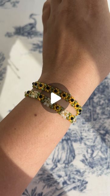 Sunflower Bracelet Tutorial, Beaded Sunflower Bracelet, Sunflower Bead Bracelet, Sunflower Bracelet Pattern, Sunflower Beaded Bracelet, Flower Bracelet Diy, Floral Crafts, Sunflower Bracelet, Sunflower Jewelry