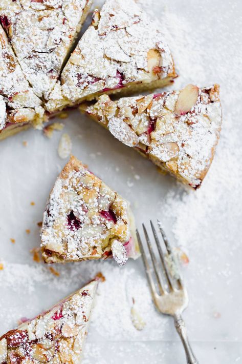 Strawberry Almond Cake - Broma Bakery Strawberry Almond Tart, Extra Strawberries, Strawberry Almond Cake, Raspberry Almond Cake, Recipes Strawberry, Almond Tea, Broma Bakery, Strawberry Almond, Raspberry Almond