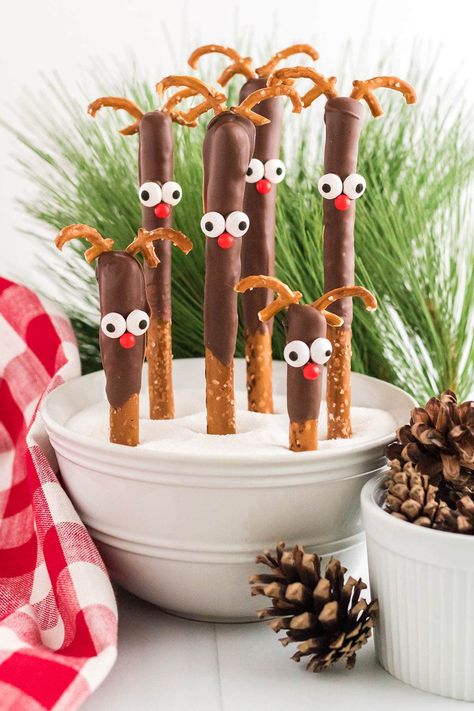 Reindeer Pretzels, Holiday Pretzel Treats, Chocolate Covered Pretzels Christmas, Chocolate Pretzel Rods, Christmas Party Treats, Christmas Pretzels, Dipped Pretzel Rods, Princess Pinky Girl, Chocolate Covered Pretzel Rods