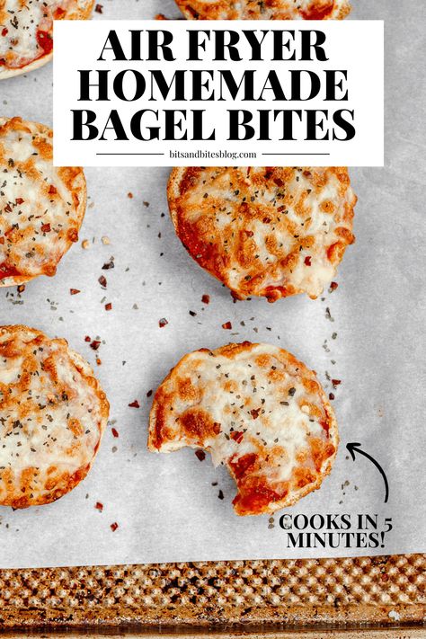 Pizza Bagels In Air Fryer, Homemade Bagel Bites, Pizza Bagel Bites, Mini Bagel Pizza, Bagel Bites Recipe, Pizza Bagel, Mini Pizza Bites, Super Easy Appetizers, Mini Bagels