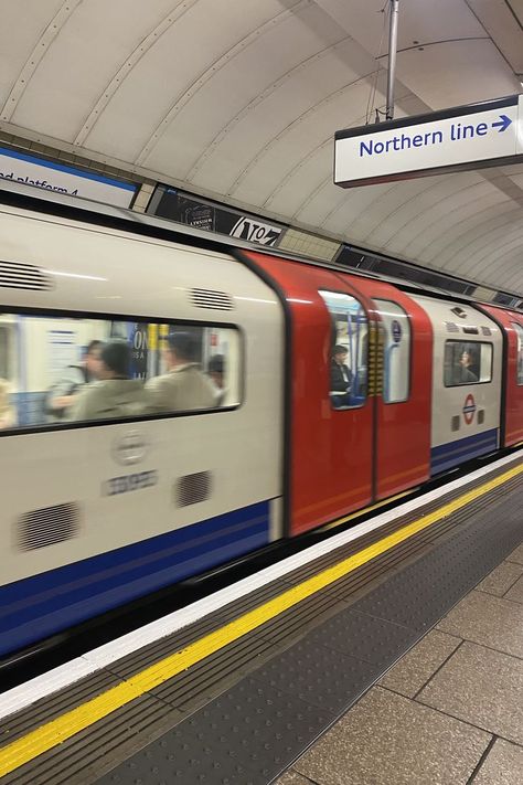 London Tube Aesthetic, Tube Aesthetic, Tube London, London Underground Tube, Underground Tube, Aesthetic Europe, Aesthetic London, London University, London Vibes