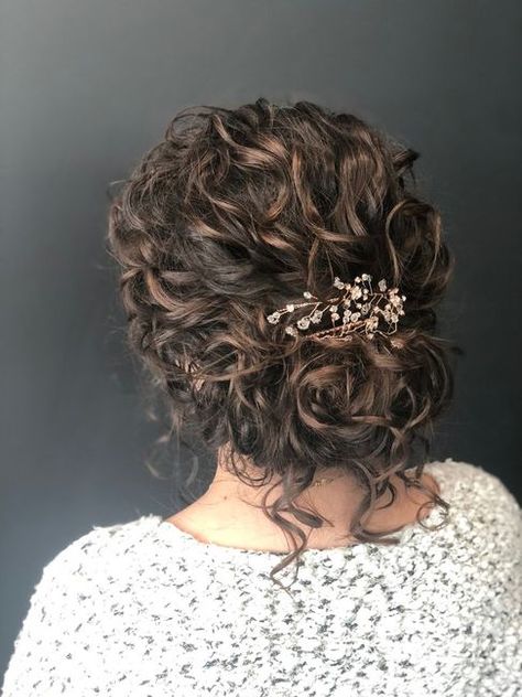 OBSESSED with this hairstyle for naturally curly hair! Curly Bridal Hair, Curly Hair Up, Mother Of The Bride Hair, Curly Wedding Hair, Curly Hair Updo, Natural Curls Hairstyles, Penteado Cabelo Curto, Hair Curly, Short Curly Hair