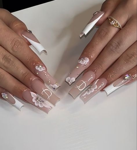 777 Long Square Acrylic Nails With Initial, Nail Ideas Acrylic Initial, Nail Inspired With Initial, Nails With The Initial J On It, Acrylic Nails With Bf Initials Short, Acrylic Nails Initial Designs, Nails With A Letter On Them, Nails Acrylic Initial, Nails Ideas With Initials