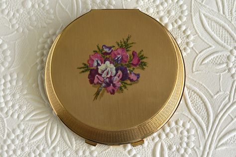 Clear Mirror, Vintage Compact, A Bouquet Of Flowers, Powder Compact, Engraved Design, Vanity Storage, Horse Shoe, Chatelaine, Bouquet Of Flowers