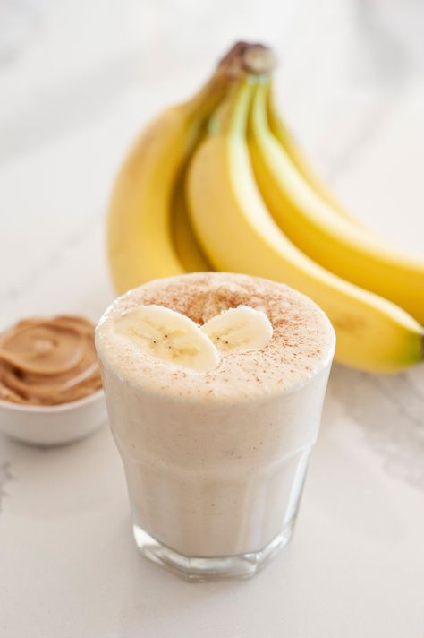 This is the easiest smoothie. It only has a handful of simple ingredients—banana, peanut butter, milk and a dash of cinnamon to make it special! Peanut Butter Banana Smoothie Recipe, Gain Meals, Calorie Breakfast, Peanut Butter Banana Smoothie, Banana Shake, Ramadan Kids, High Calorie, Banana Smoothie Recipe, Peanut Butter Smoothie