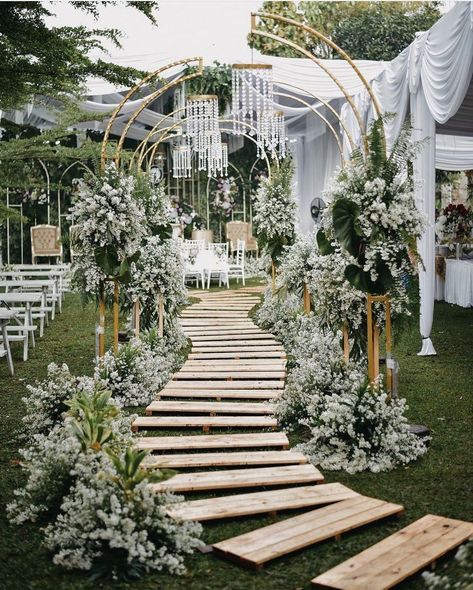 Wedding Backdrop Design Outdoor, Backdrop Design Ideas, Outdoor Wedding Entrance, Outdoor Wedding Backdrop, Flower Gate, Wedding Walkway, Outdoor Wedding Backdrops, Wedding Gate, Wedding Decorations Ideas