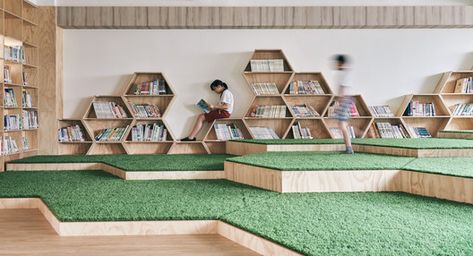 Stepped Seating, Children's Play Area, Space Layout, School Library Design, Kindergarten Interior, Bibliotheque Design, Elementary School Library, Kids Cafe, Kindergarten Design